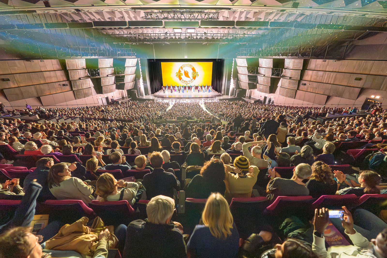 图7:二零<b>二</b>六年一月二十三日晚,美国神韵国际艺术团于法国首都巴黎拉开今年在当地演出序幕,一票难求。神韵国际艺术团自一月二十三日至二十七日上演共六场演出,门票早在去年十二月初即售罄。