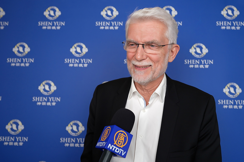 图8:二零二六年一月二十三日晚,法国大巴黎地区拉伊莱罗斯(L’Haÿ-les-Roses)市副市长兼市议员帕斯卡尔·莱塞林格(Pascal Lesselingue)先生观赏了神韵国际艺术团在巴黎国际会议中心的首场演出。(新唐人电视台)