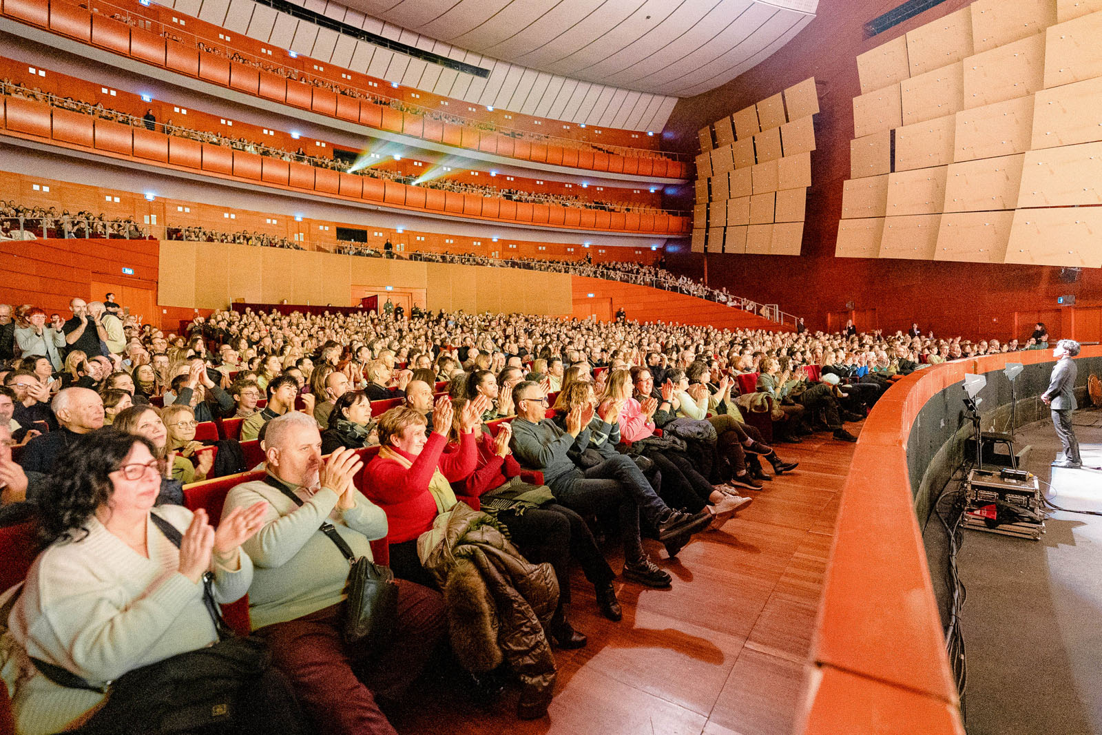 图9:二零二六年一月二十三日晚,神韵纽约艺术团在意大利米兰的阿尔钦博第剧院(Teatro degli Arcimboldi)举行在当地的第十一场演出。全场再次爆满。