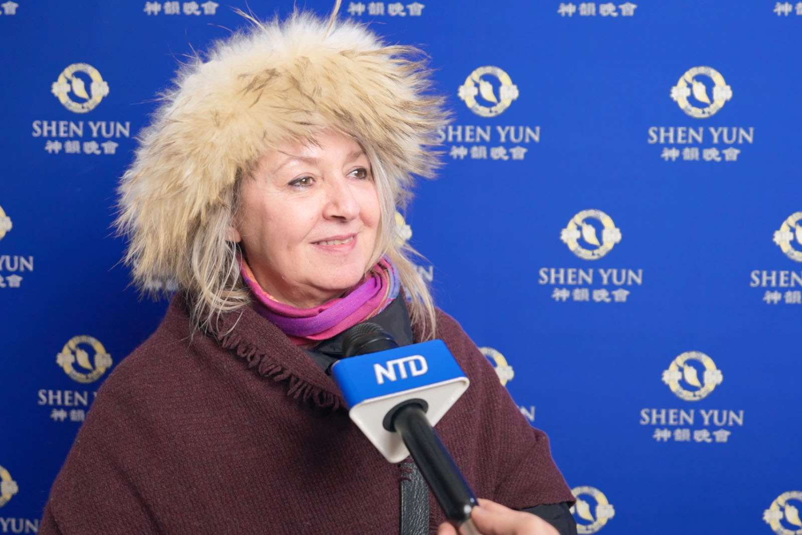 图10:二零二六年一月二十五日下午,意大利公司老板卡蒂亚·阿尔吉西(Katia Alghisi)观赏了神韵纽约艺术团在意大利米兰阿尔钦博第剧院(Teatro degli Arcimboldi)的最后一场演出。(新唐人电视台)