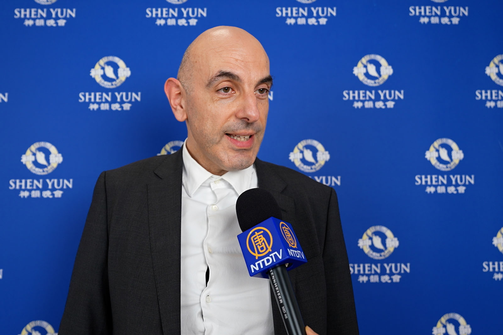 图11:二零二六年一月二十五日,跨国公司法国市场发展负责人奥利维尔·雷博阿(Olivier Reboah)在巴黎观赏了神韵演出。(新唐⼈电视台)