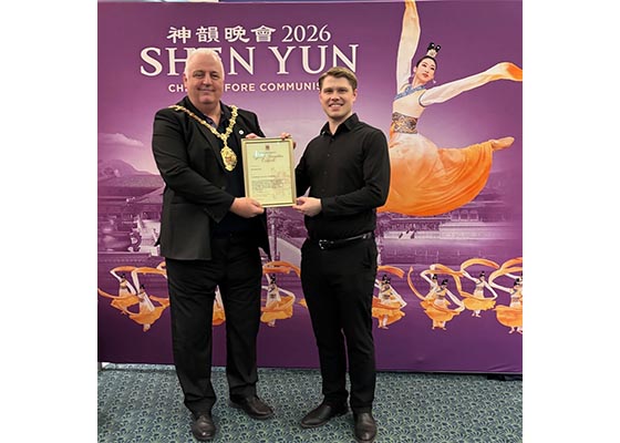 英国斯托克市市长向神韵颁发特别表彰证书