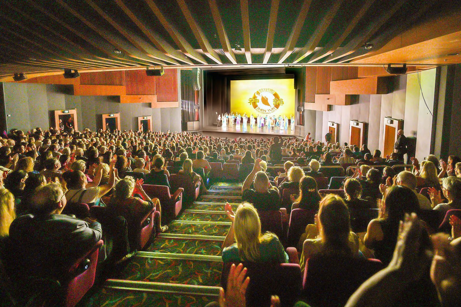 图1:二零二六年二月二十八日,神韵新纪元艺术团在澳洲黄金海岸艺术中心(HOTA Home of the Arts)一天两场演出,下午场门票售罄,晚场爆满。图为当天晚场演出结束后,神韵艺术家向观众谢幕。