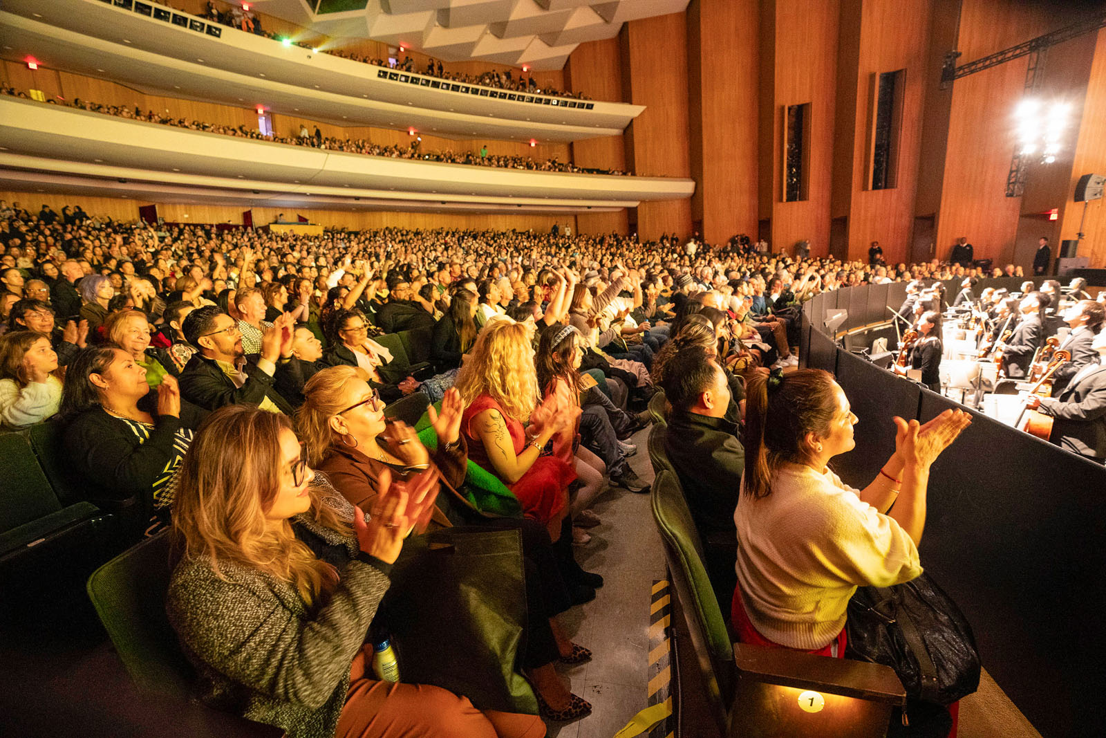 图2:二零二六年二月六日晚,神韵北美艺术团在美国长滩会展娱乐中心露台剧院(Terrace Theater)的演出爆满。演出结束后,全场观众为神韵艺术家的完美演绎喝彩,向他们致敬。