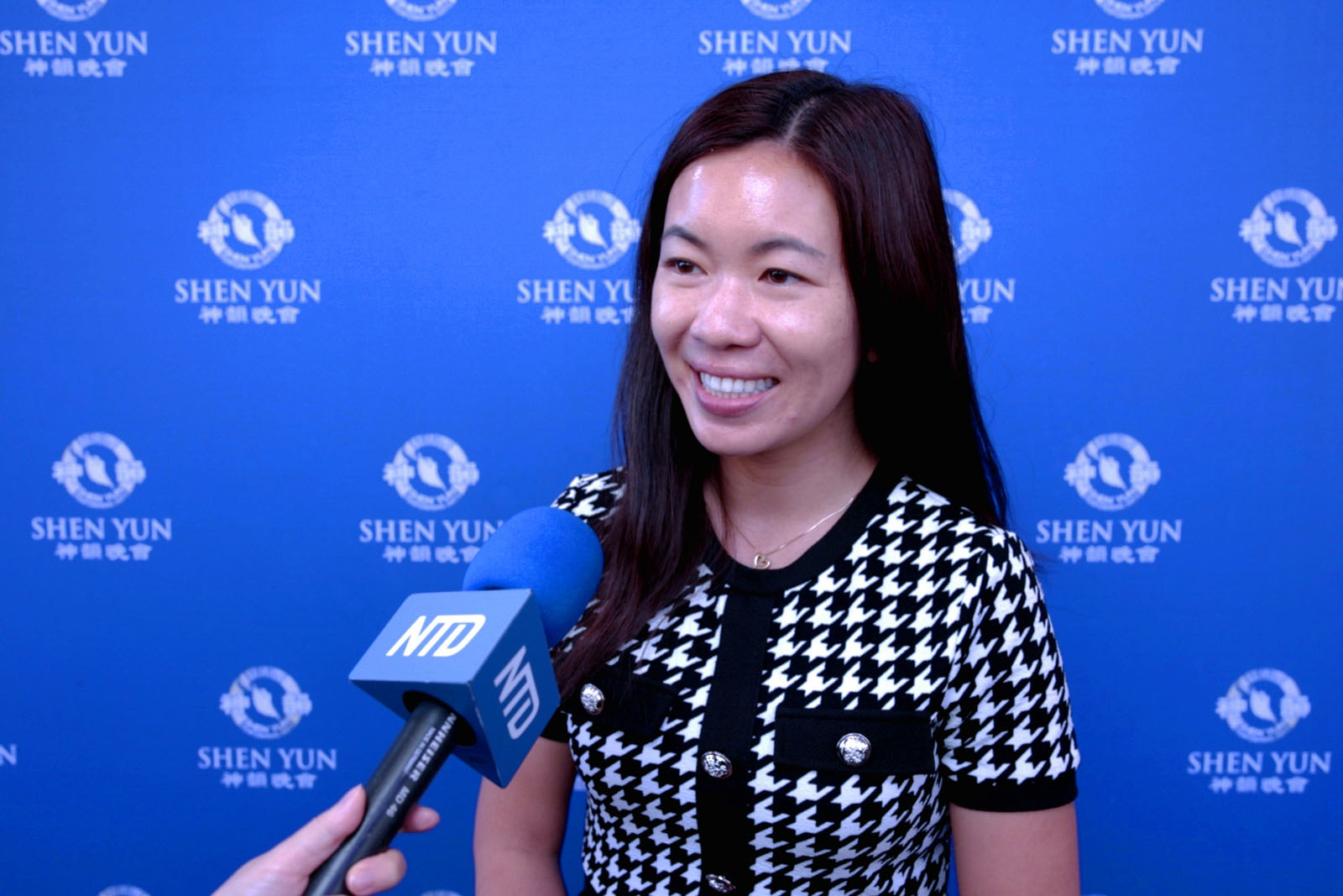 图3:二零二六年二月七日下午,华裔市长伊丽莎白·杨(Elizabeth Yang)在美国加州长滩会展娱乐中心露台剧院观赏了神韵演出。当天票房一票难求(新唐人电视台)