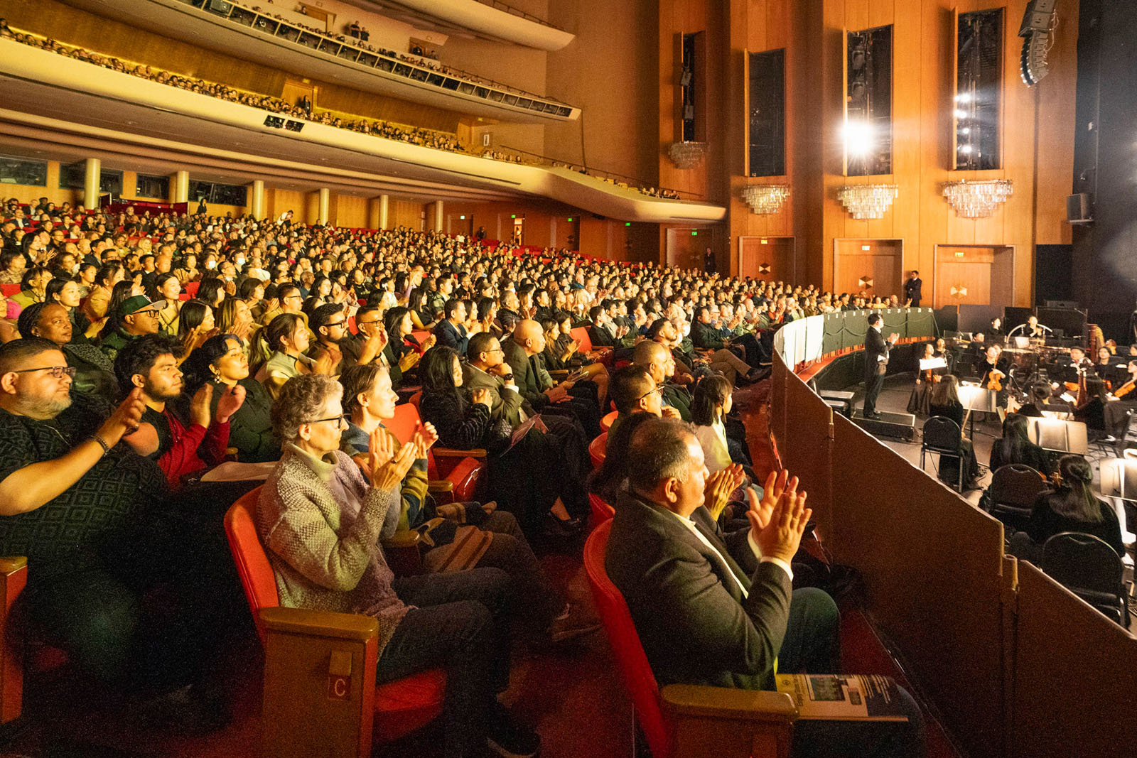 图4:二零二六年一月二十三日晚,美国神韵北美艺术团在洛杉矶多罗西钱德勒剧院(The Music Center's Dorothy Chandler Pavilion)上演了今年在当地的第二场演出。场内气氛热烈,掌声不断。