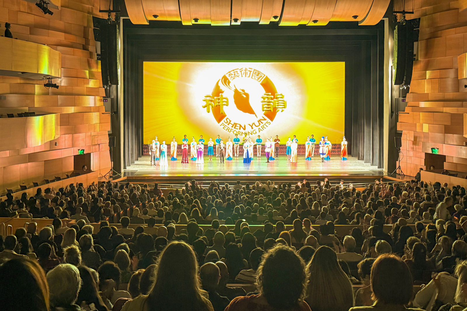 图6:二零二六年一月十五日下午,神韵北美艺术团在加州州立大学北岭分校表演艺术中心(Younes and Soraya Nazarian Center for the Performing Arts)上演了本演出季的首场演出,全场观众反响热烈,掌声不断。