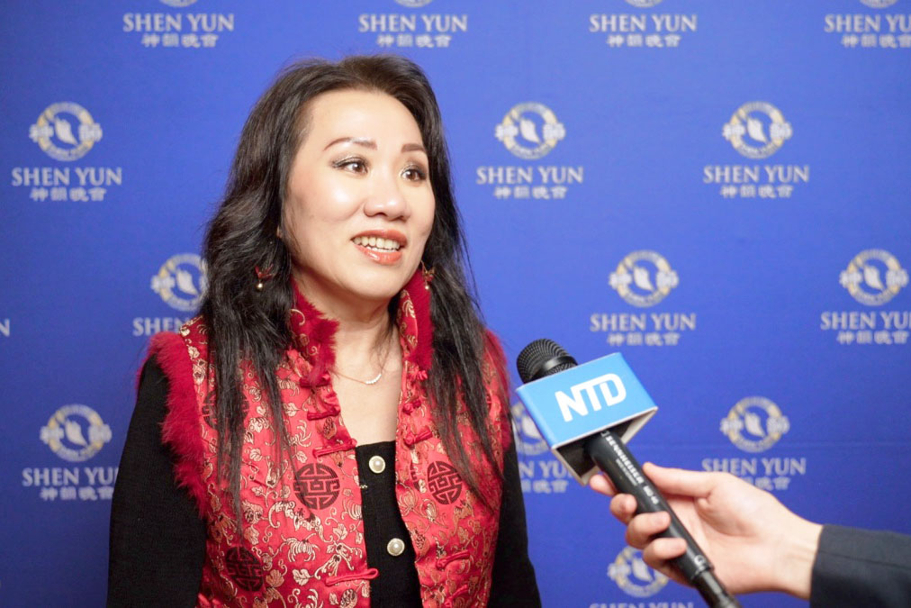 图9:二零二五年十二月三十一日下午,社区领袖、国会议员参选人黄文姿在旧金山歌剧院(War Memorial Opera House)观赏了神韵北美艺术团的首场演出。(新唐人电视台)