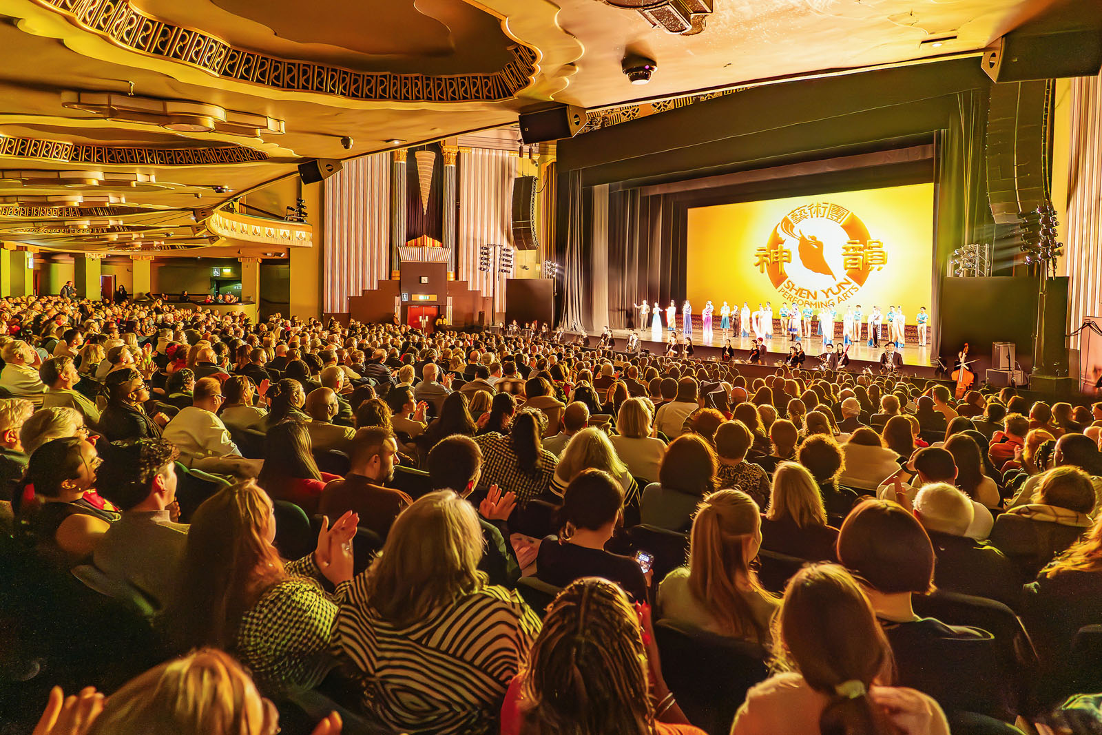图10:二零二六年一月十三日晚,神韵环球艺术团在英国伦敦汉默史密斯阿波罗剧院(Eventim Apollo)的演出爆满。