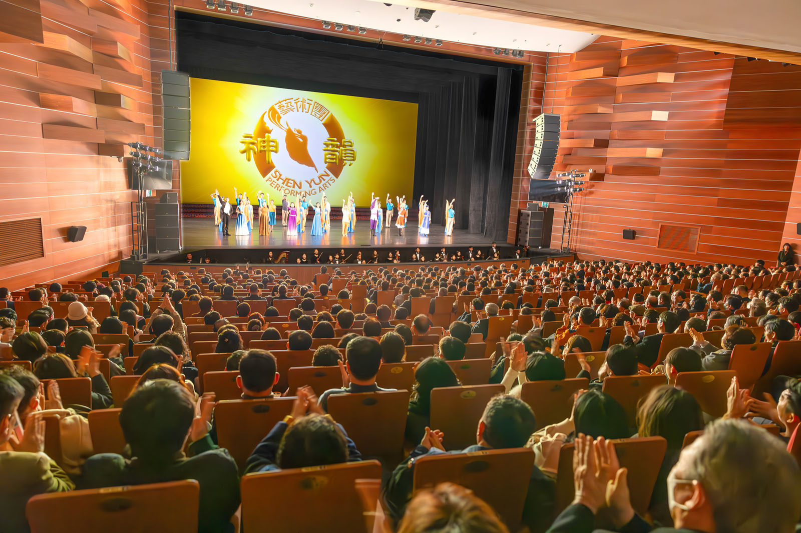 图12:二零二六年二月十八日晚,美国神韵新纪元艺术团在韩国大邱寿城艺术中心上演了当地首场演出,剧场内座无虚席,观众掌声不断。