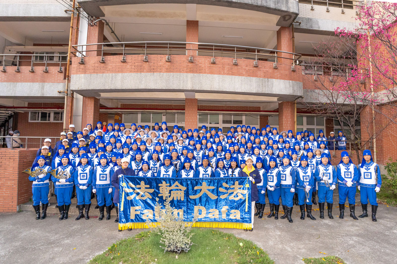 图1:天国乐团参加踩街,出发前大合照。