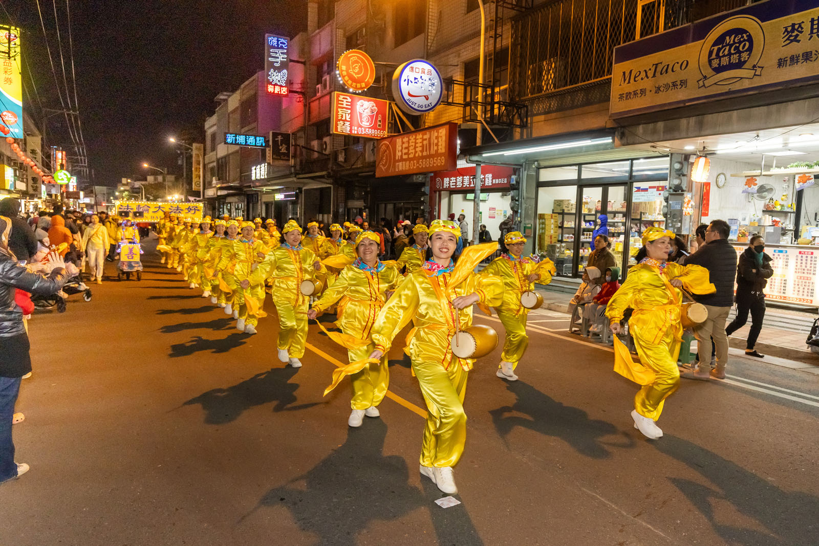 图4:腰鼓队喜气洋洋的精彩演出。