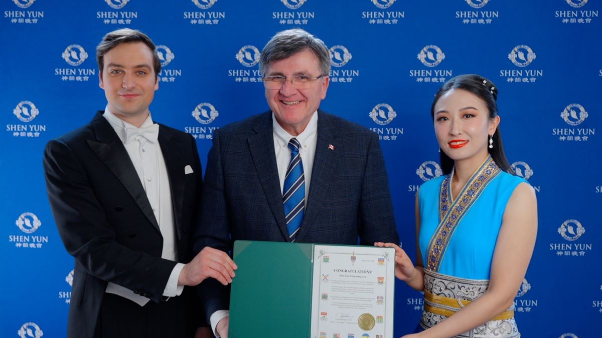 '图12:二零二六年三月二十八日下午,安大略省国会议员马国基(Costas Menegakis,中)在多伦多四季表演艺术中心向神韵艺术家颁发褒奖。(新唐人)'