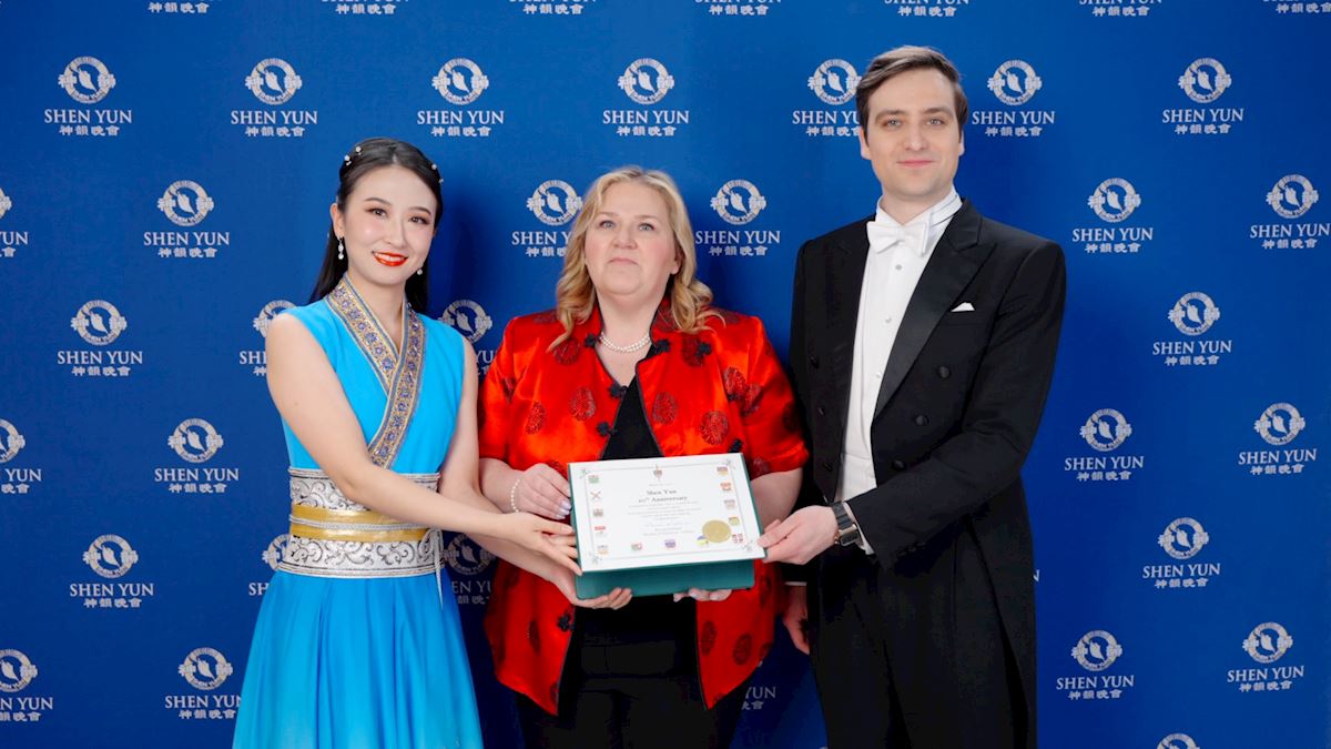 '图13:二零二六年三月二十八日晚,安大略省国会议员朗达‧柯克兰(Rhonda Kirkland,中)在多伦多为庆祝神韵二十周年颁发褒奖并欣赏了神韵演出。(新唐人)'