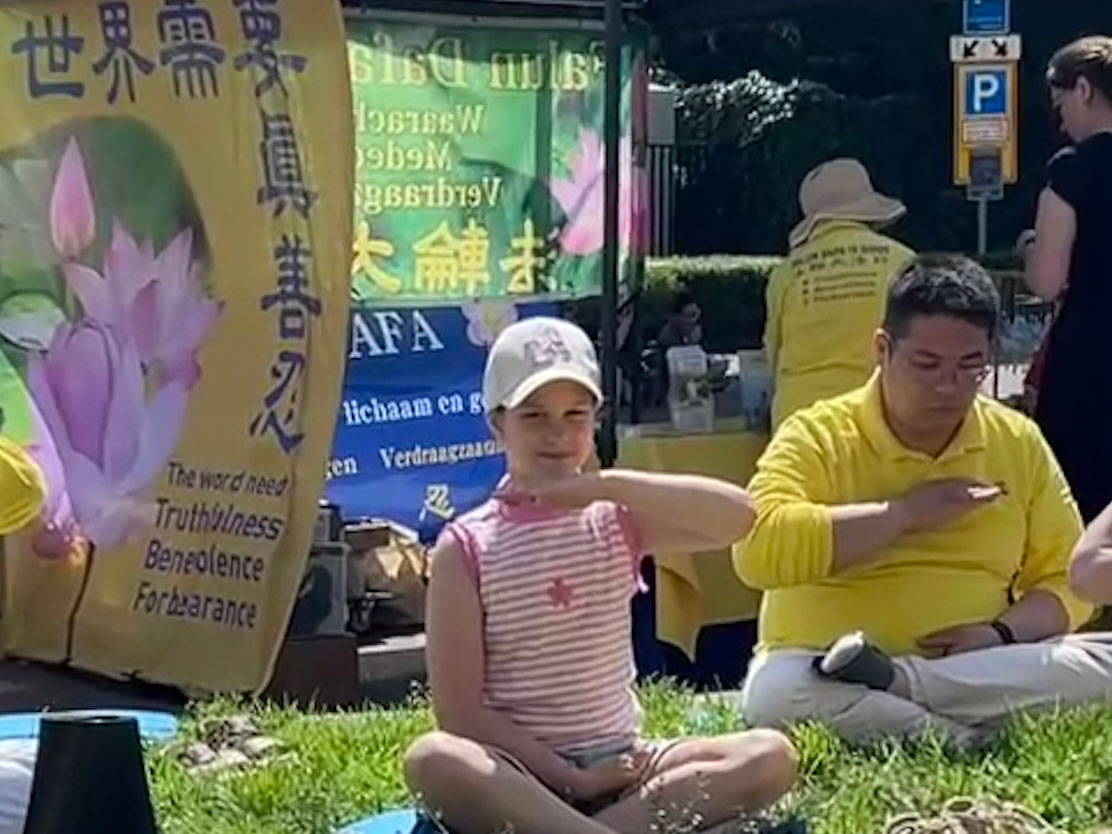 图12:一个对打坐感兴趣的女孩坚持了打坐十五分钟。(明慧网)