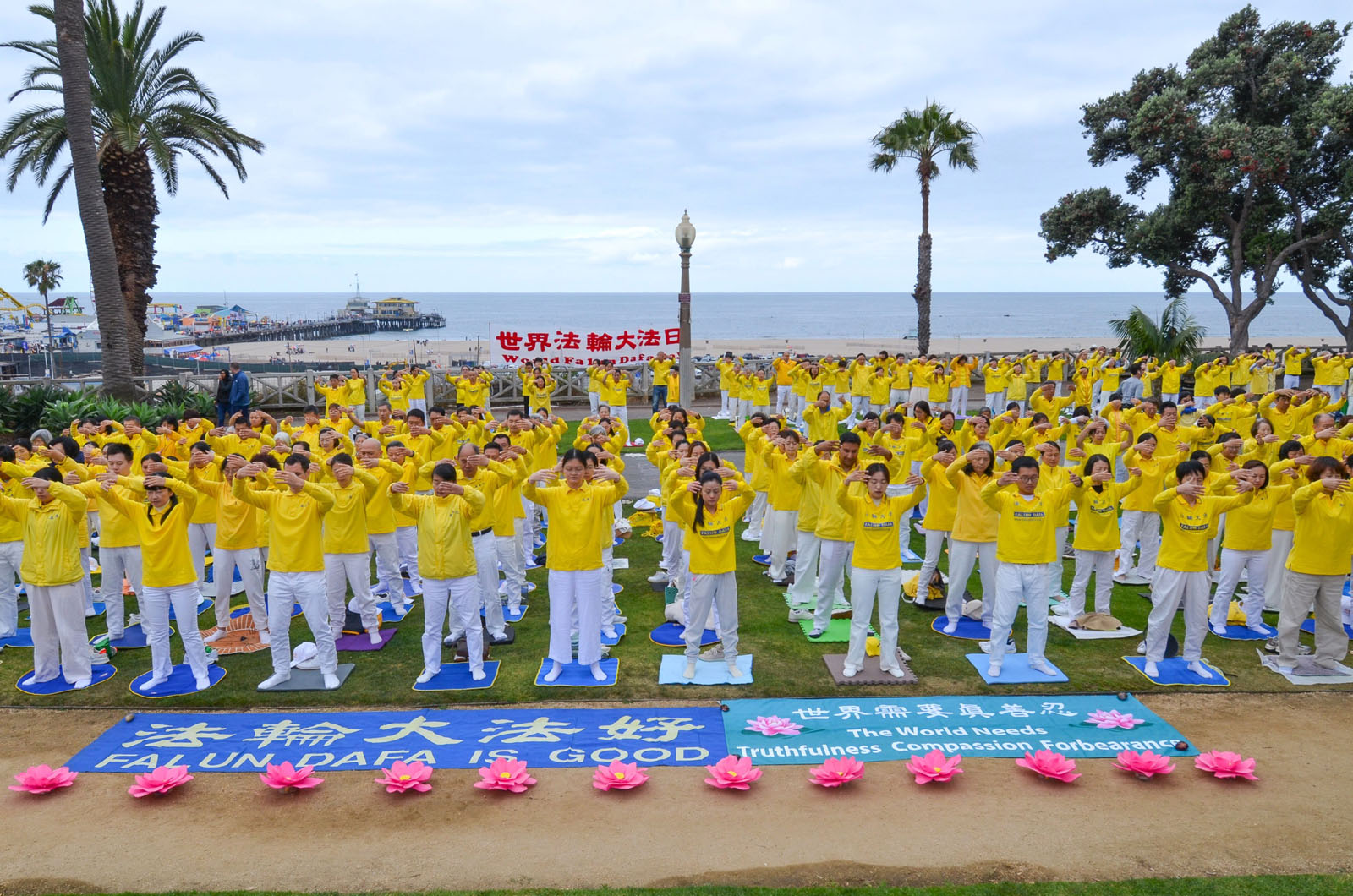 图2~3:二零二六年五月三日,洛杉矶法轮功学员在加州圣莫妮卡海滩举行系列活动,欢庆第27届世界法轮大法日,图为法轮功学员正在集体炼功。