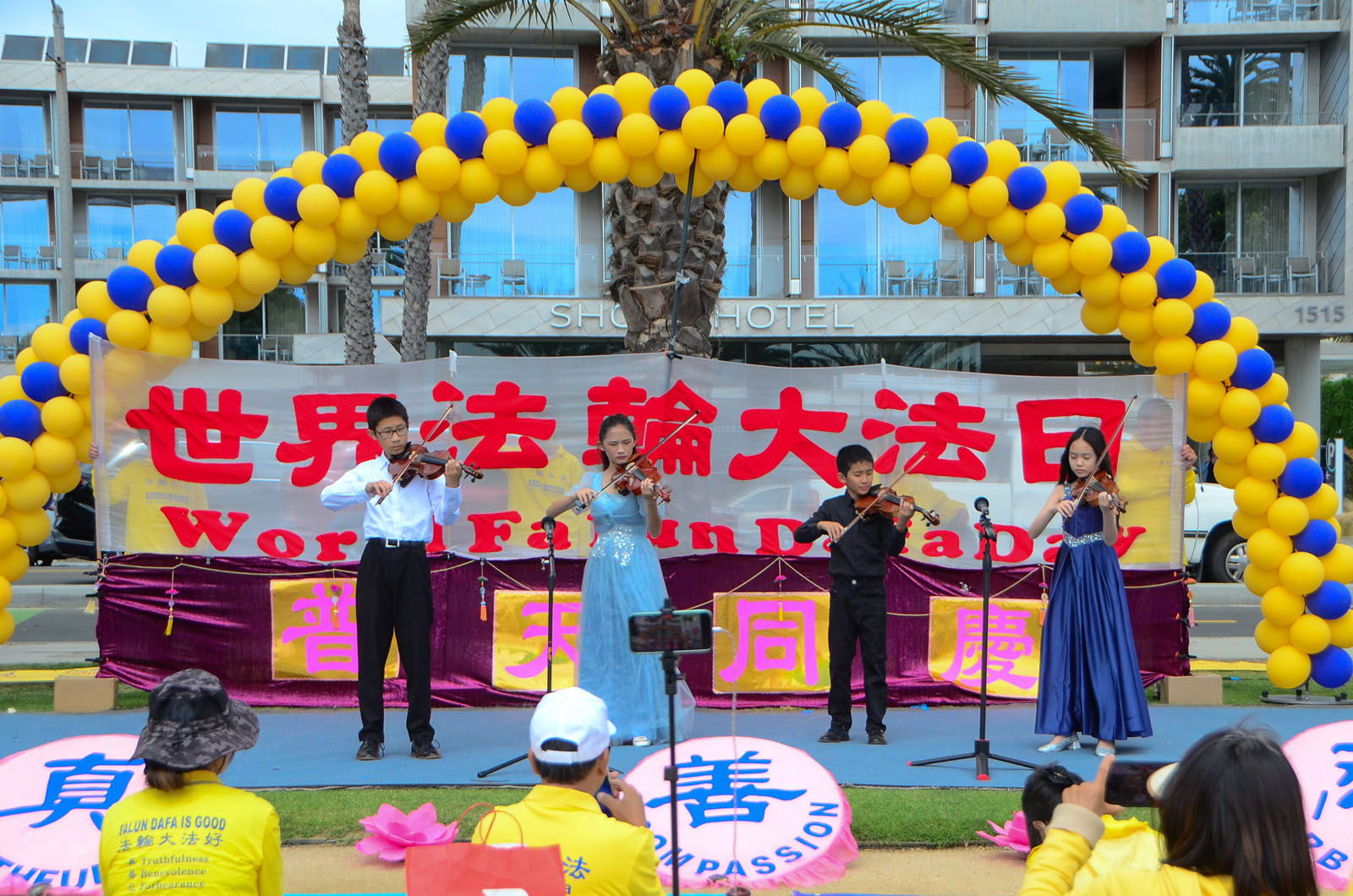 图4:二零二六年五月三日,洛杉矶法轮功学员在加州圣莫妮卡海滩举行系列庆典活动,欢庆第27届世界法轮大法日。图为小提琴合奏。