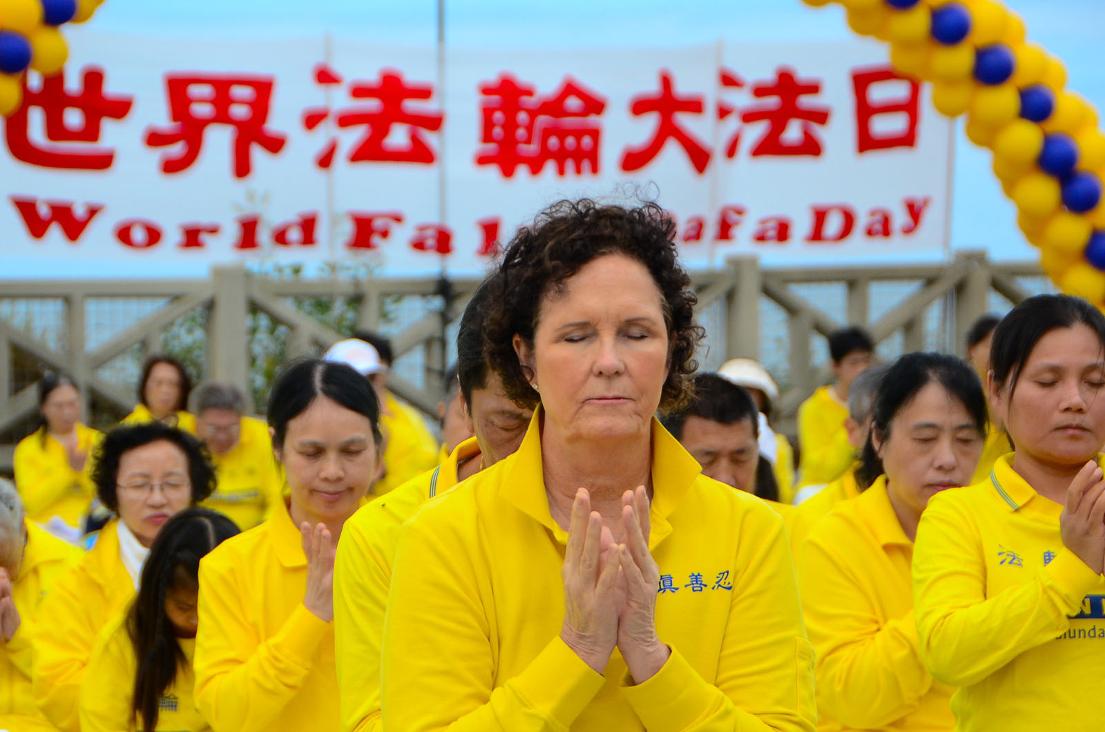 图5:二零二六年五月三日,西人针灸医师克里斯汀・康纳在圣莫妮卡海滩与当地法轮功学员一起共同欢庆第27届世界法轮大法日。