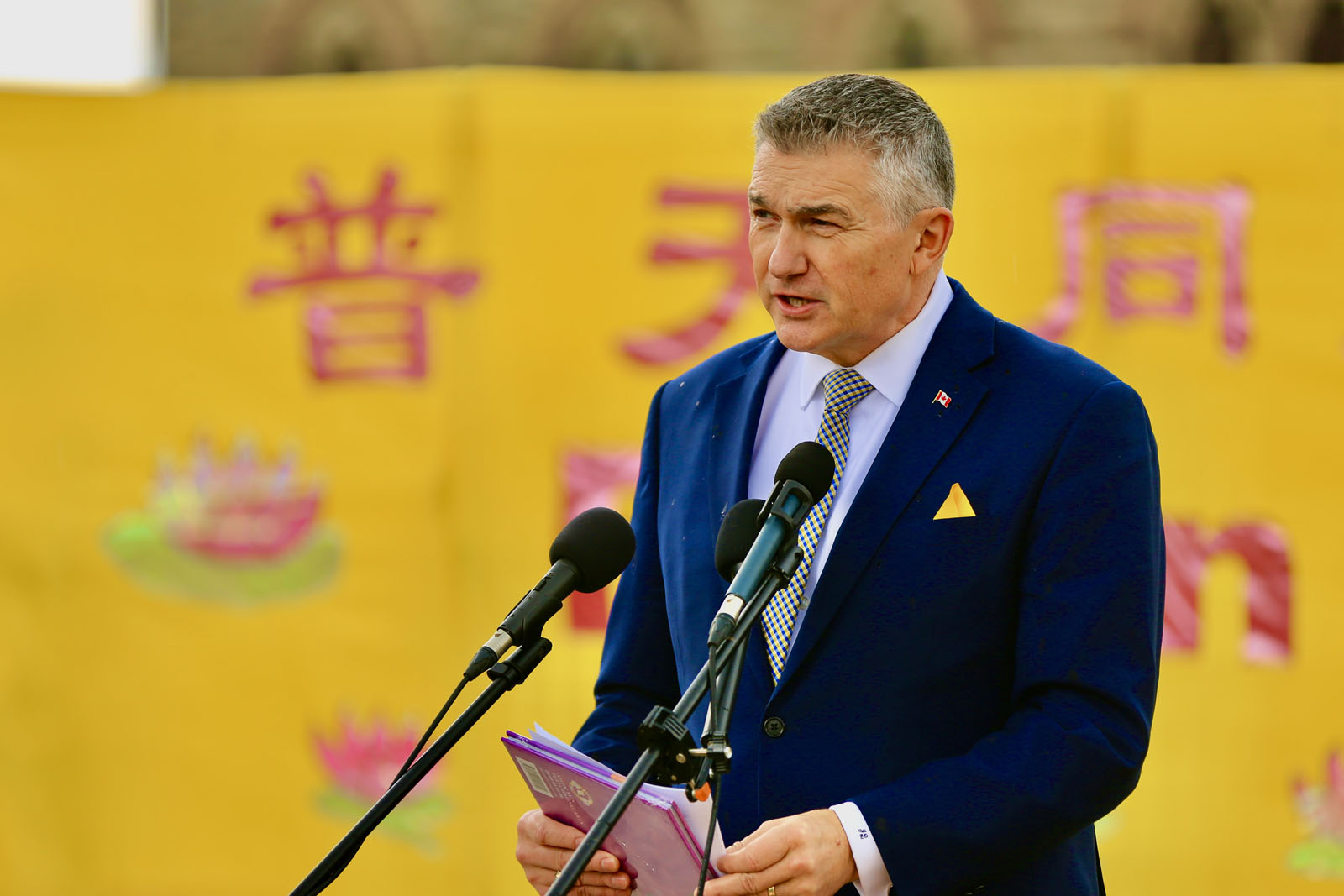 图2:五月五日,世界法轮大法日前夕,十九位加拿大国会议员现身加拿大国会山,和部分加东法轮功学员共同庆祝法轮大法弘传三十四周年。图为比赞(James Bezan)议员。(明慧记者提供)