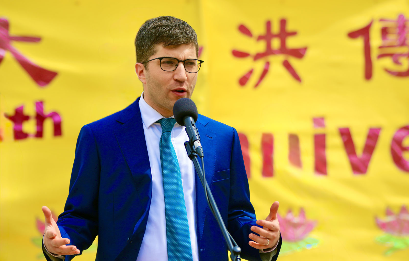 图3:五月五日,世界法轮大法日前夕,十九位加拿大国会议员现身加拿大国会山,和部分加东法轮功学员共同庆祝法轮大法弘传三十四周年。图为国会法轮功之友联合主席吉尼斯(Garnett Genuis)议员。(明慧记者提供)