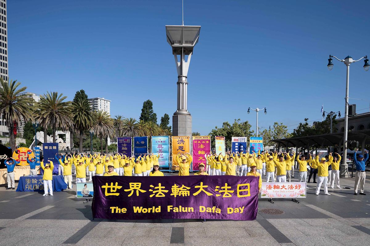 图26:二零二六年五月九日,法轮功学员在渡轮大厦广场炼功,庆祝世界法轮大法日暨法轮功创始人李洪志师父华诞。(明慧网)
