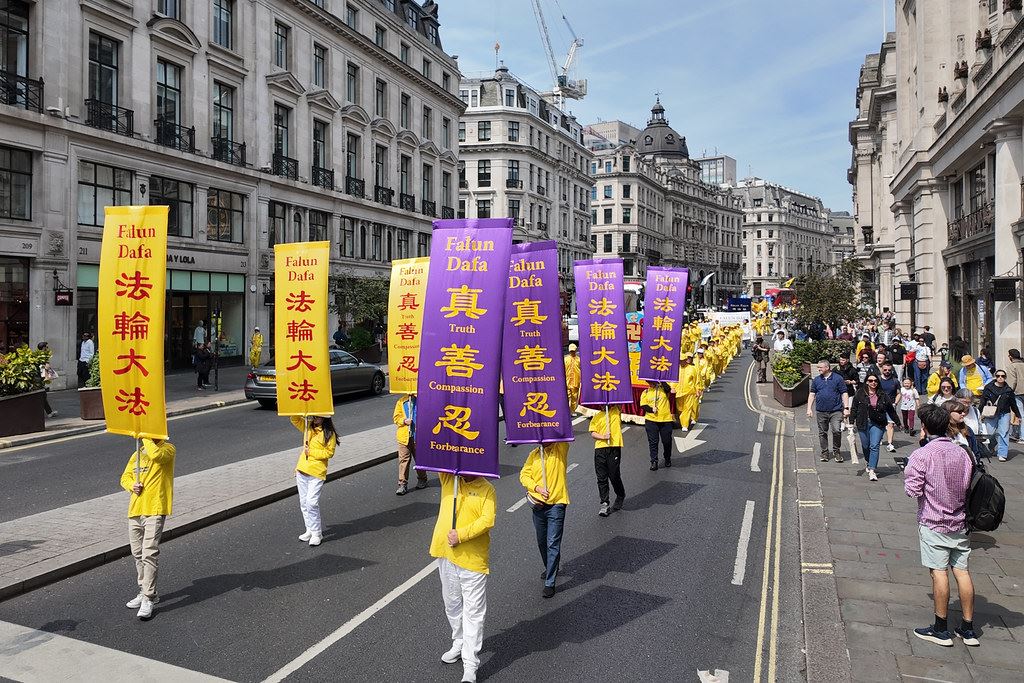 图30~31:31:二零二六年五月九日,英国法轮大法学员在伦敦市中心游行庆祝第二十七届世界法轮大法日。