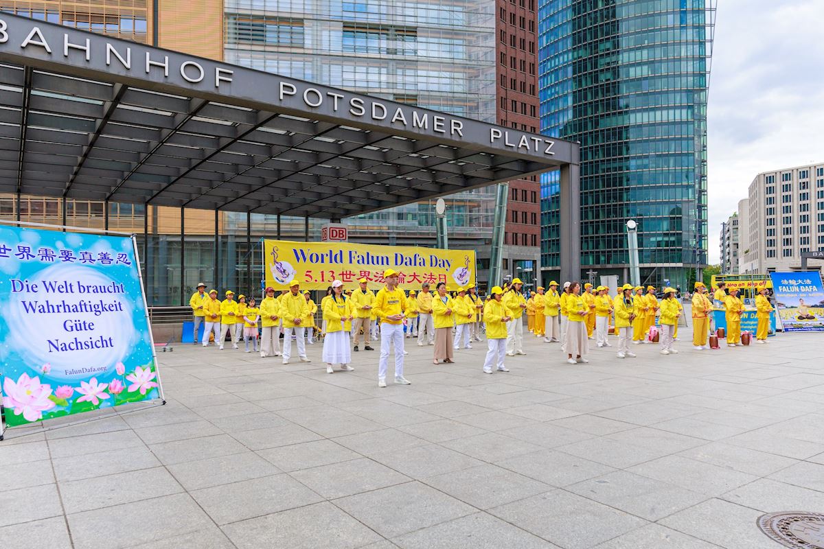 图32:二零二六年五月九日,德国柏林法轮功学员在柏林重要商业中心波茨坦广场举办庆祝世界法轮大法日、恭祝李洪志师父华诞的活动。