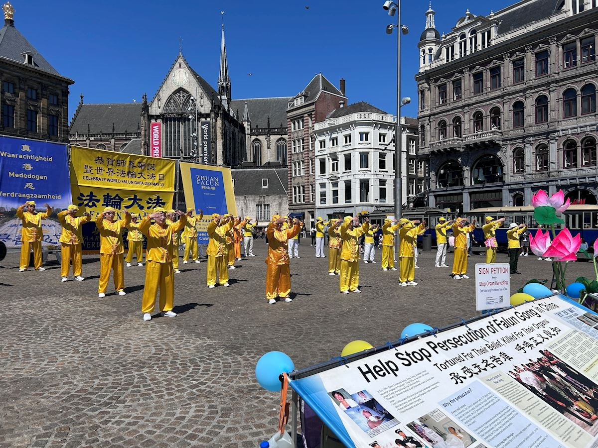 图33:二零二六年五月九日,荷兰法轮功学员在首都阿姆斯特丹水坝广场庆祝“世界法轮大法日”,恭贺法轮功创始人李洪志师父华诞。