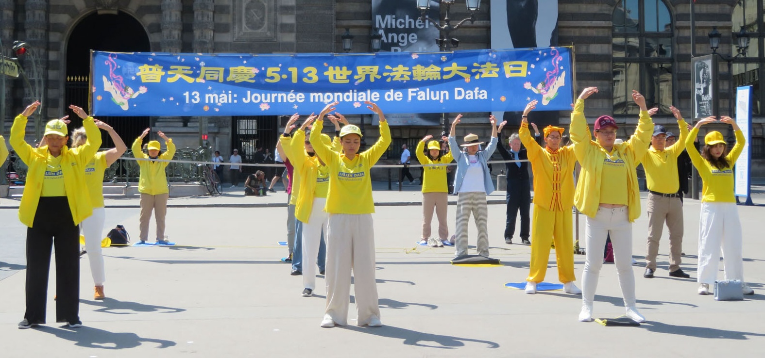 图35:二零二六年五月一日,法轮功学员在法国巴黎皇宫广场庆祝法轮大法日,恭祝李洪志师父生日快乐。