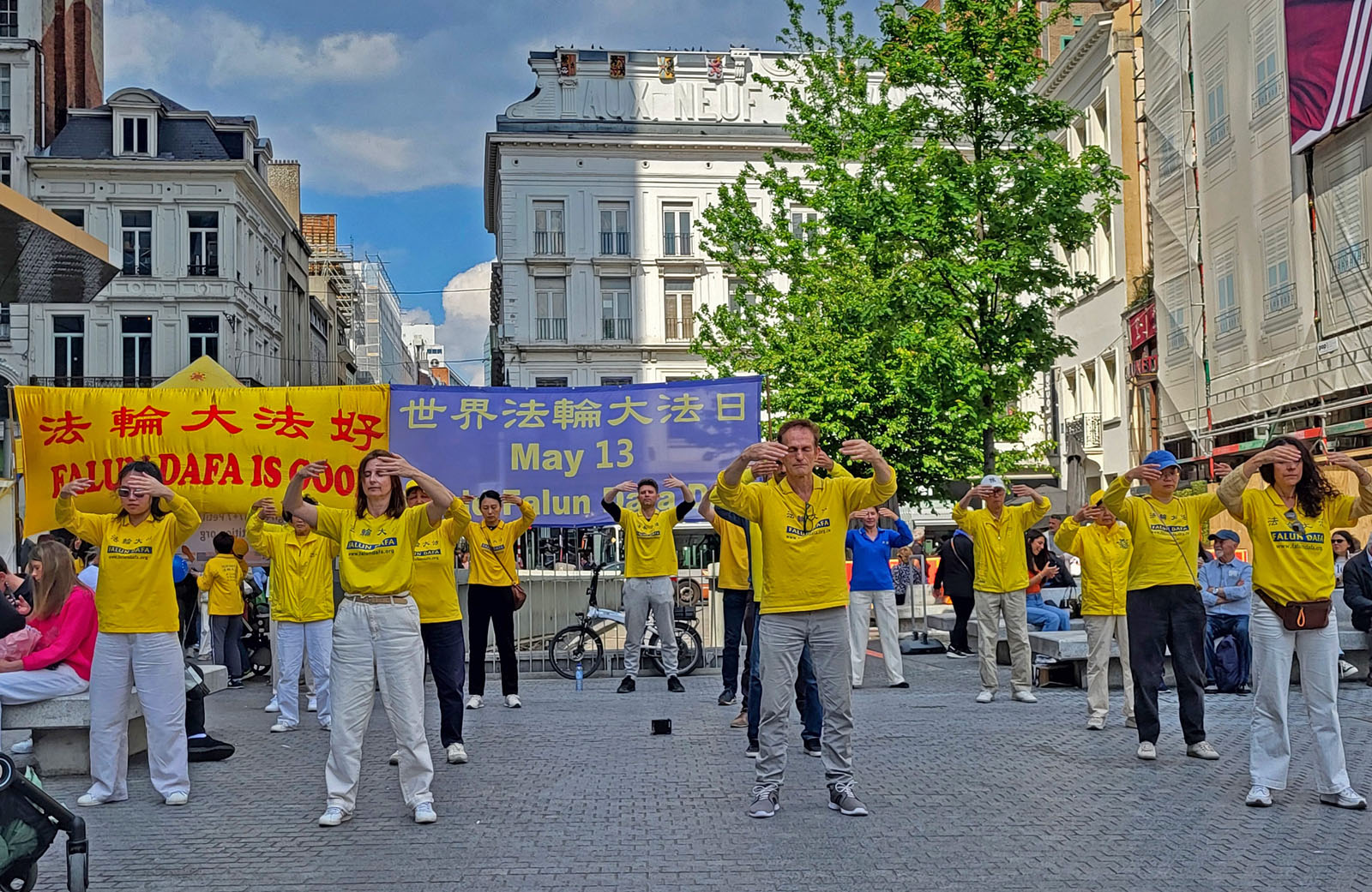 图36:五月九日,比利时法轮功学员在首都布鲁塞尔市中心举行活动,与民众分享法轮大法的美好。