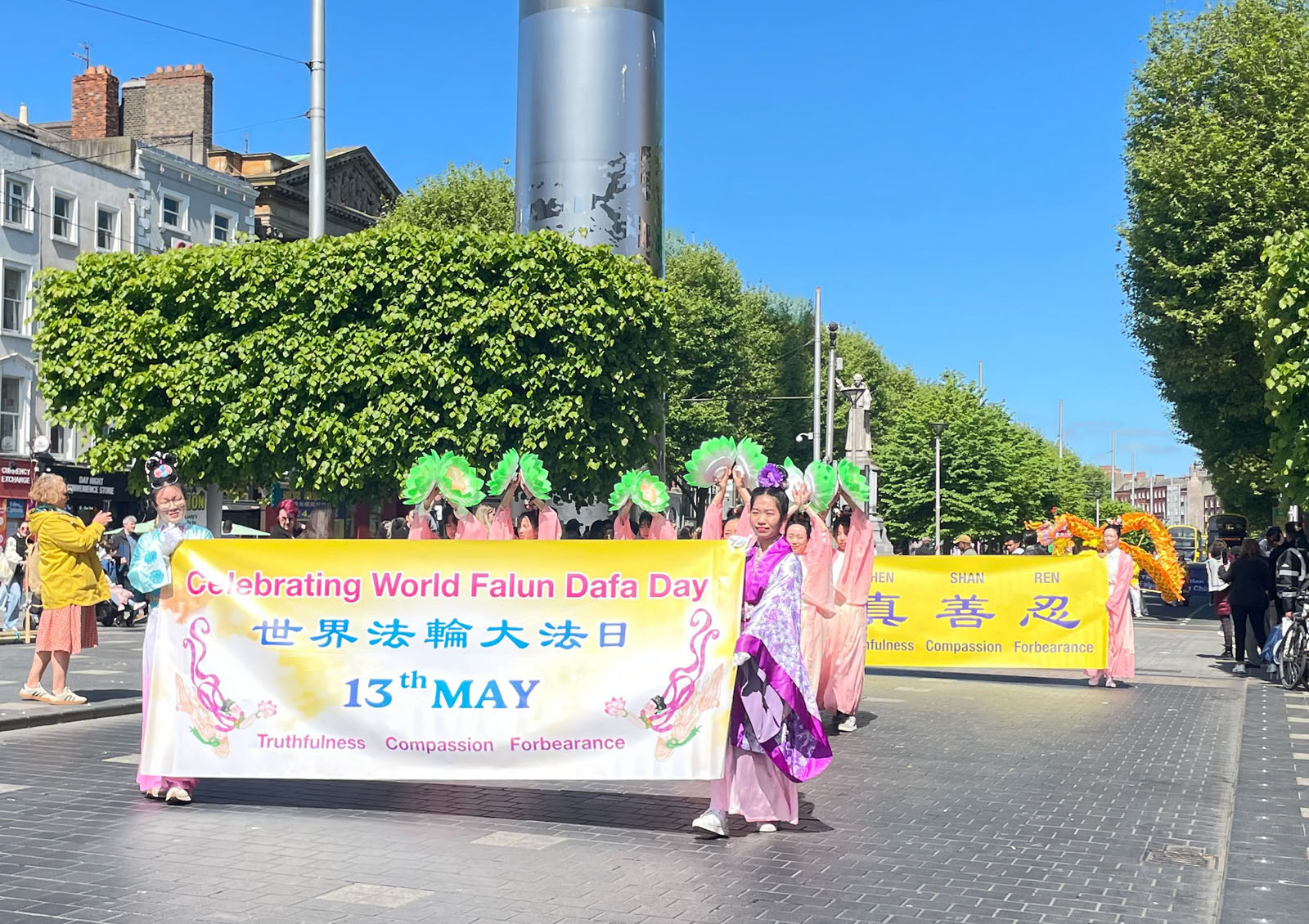 图38:二零二六年五月九日,部份爱尔兰法轮功学员在首府都柏林市中心游行。