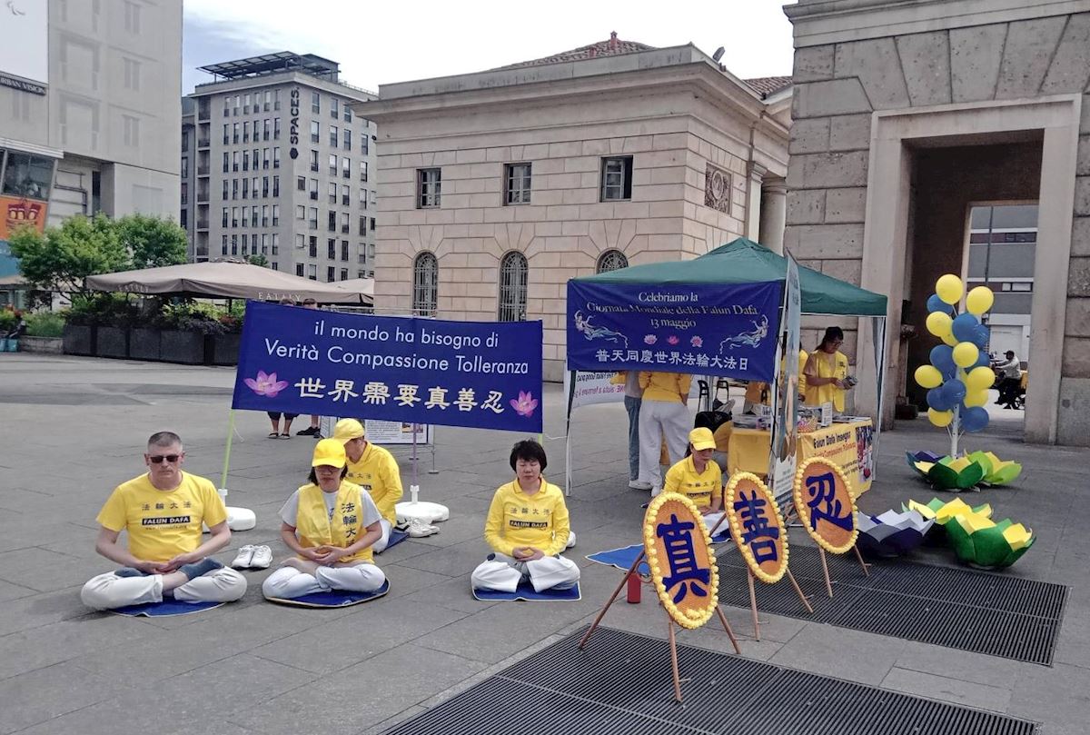 图39:二零二六年五月三日,意大利米兰法轮功学员在市中心的四月广场(Piazza ××V Aprile)举办活动庆祝“五·一三”世界法轮大法日。