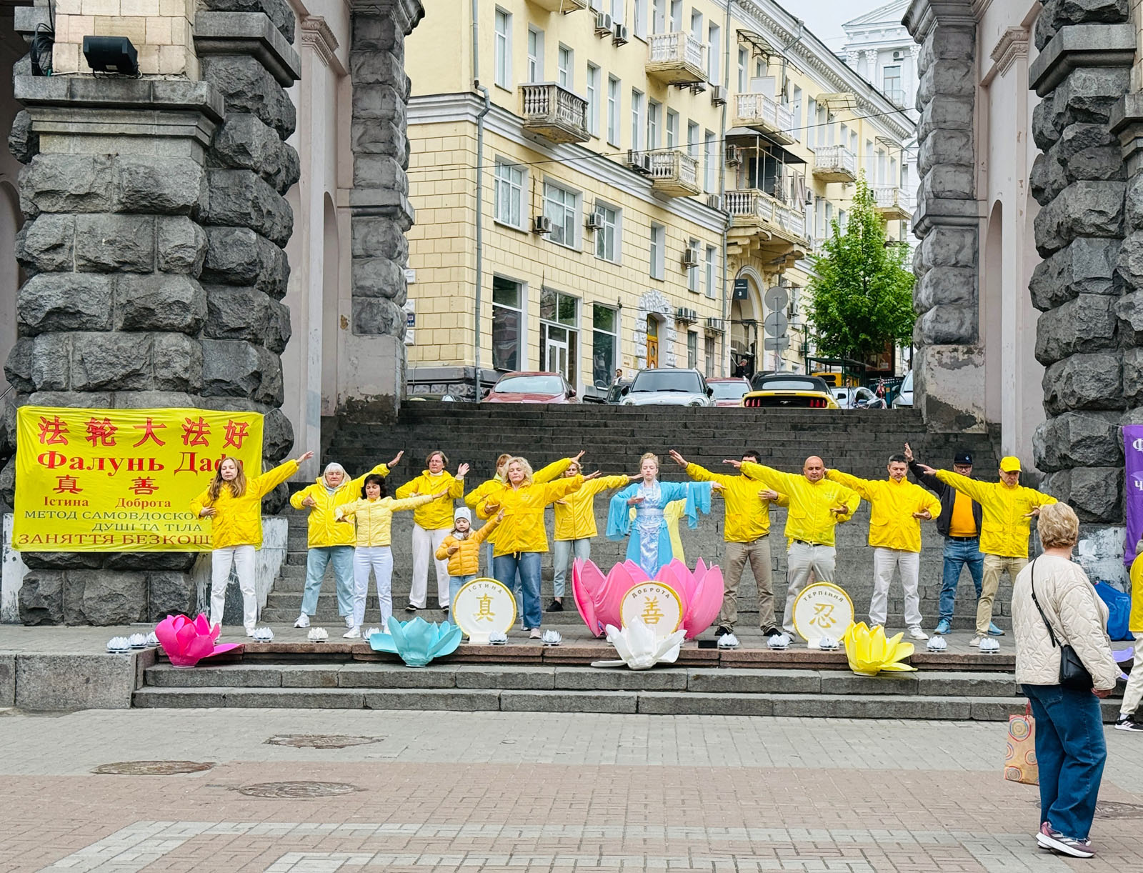 图40:五月十日,乌克兰基辅法轮大法学员庆祝世界法轮大法日。活动在乌克兰首都最主要的街道赫雷夏蒂克大街(Khreshchatyk)举行。部份乌克兰法轮大法弟子在首都市中心打坐炼功,在战火背景下展现祥和气象。