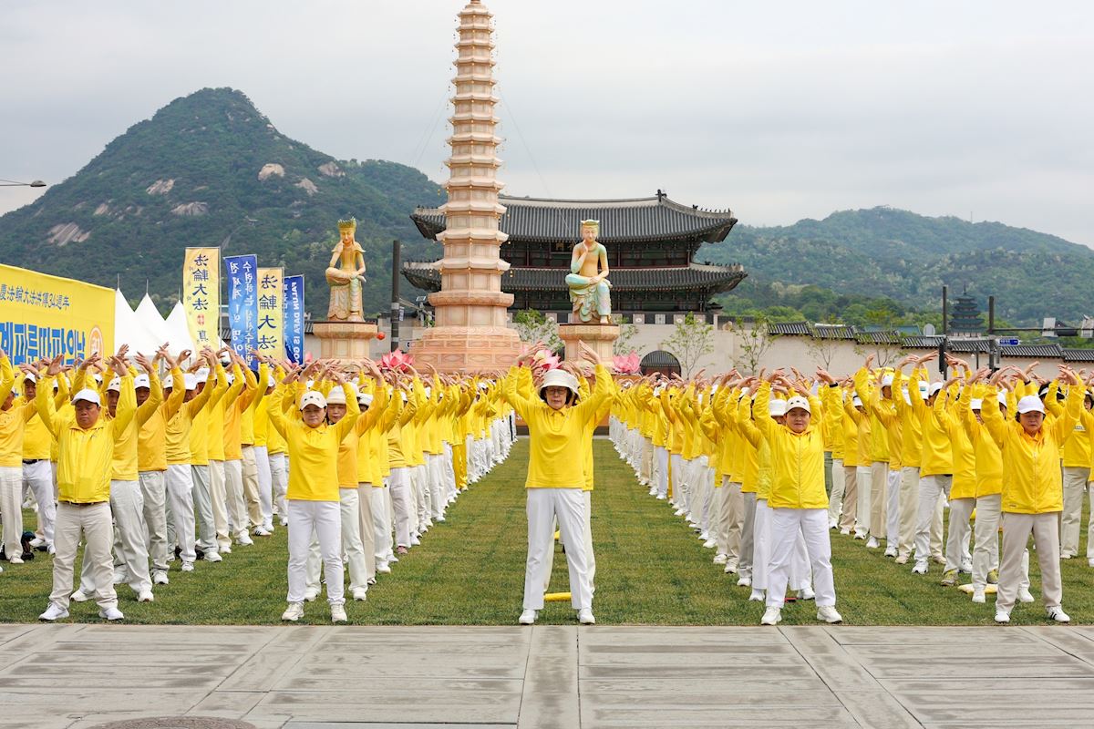 图41:来自韩国各地的法轮功学员于二零二六年五月十一日在首尔光化门广场举行了隆重的庆祝活动。