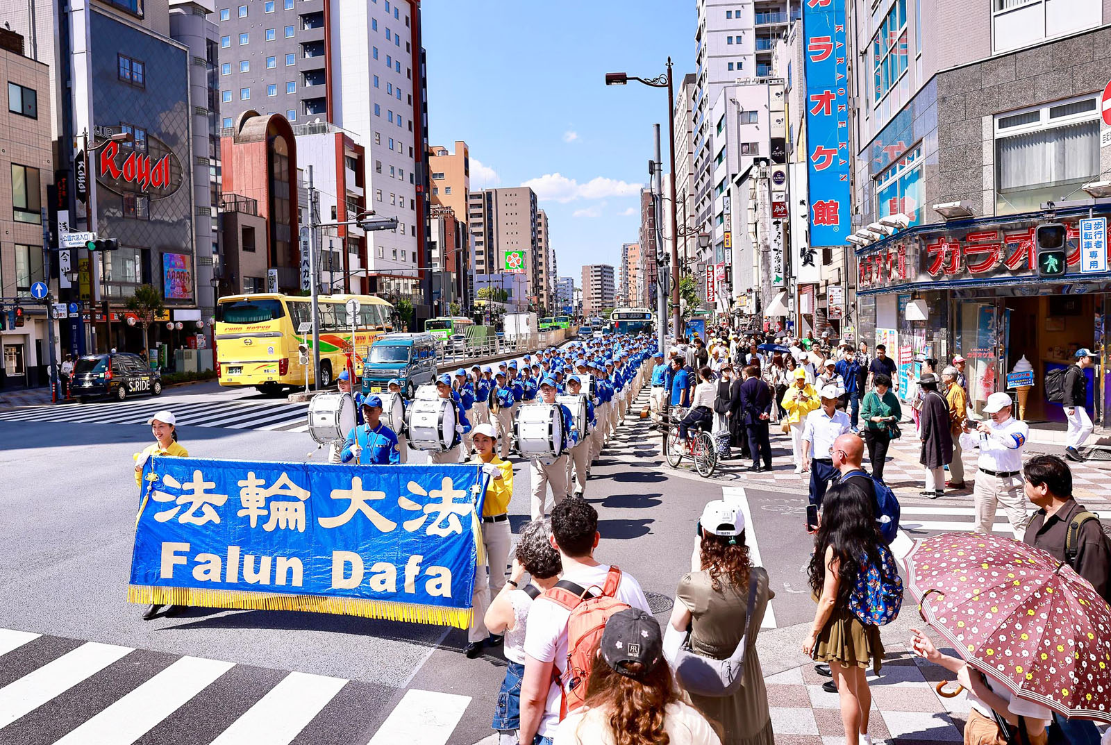 图42:五月十日,为庆祝“5‧13世界法轮大法日”,日本部份法轮功学员在浅草周边举行游行
