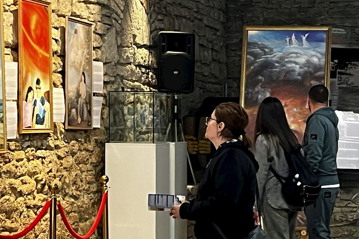 '图2~4:五月四日,“真善忍国际美展”在保加利亚巴尔奇克王宫文化中心开幕。(明慧网)'