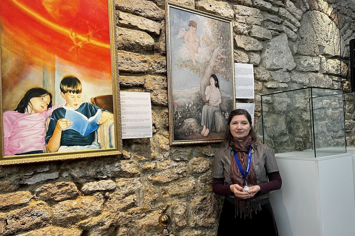 '图11:策展人兼活动组织者赫里斯蒂娜·帕纳约托娃出席在巴尔奇克举办的“真善忍美展”。(明慧网)'