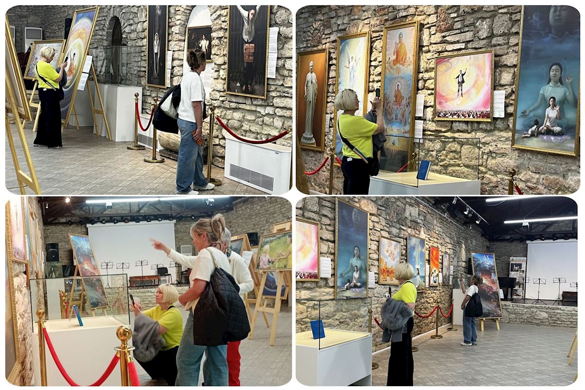 '图13:两名俄罗斯游客观看在巴尔奇克举办的“真善忍美展”展出的画作。(明慧网)'
