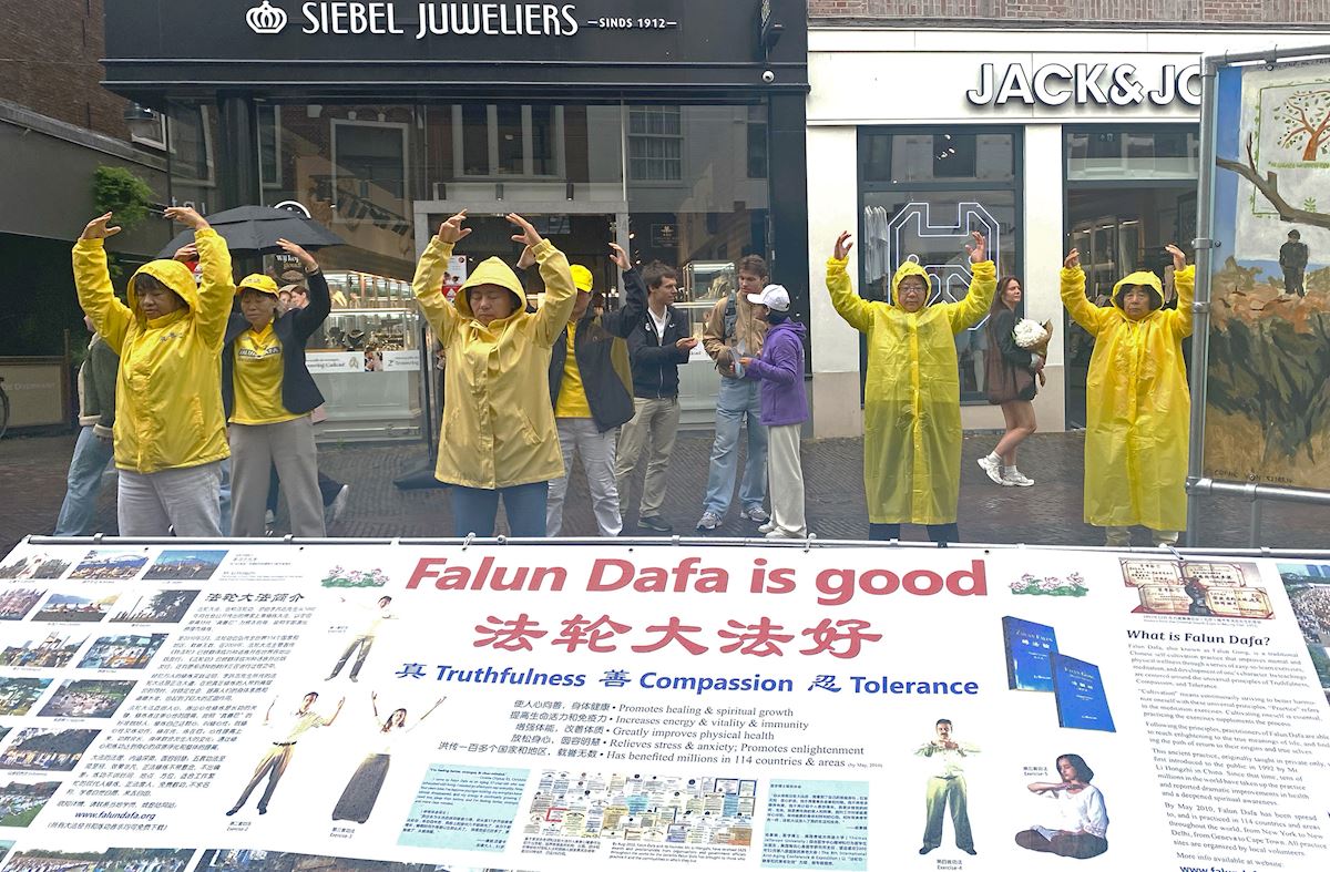 '图5:胡尼克(男,中间后面穿黑色上衣者)很喜欢看法轮功功法展示'