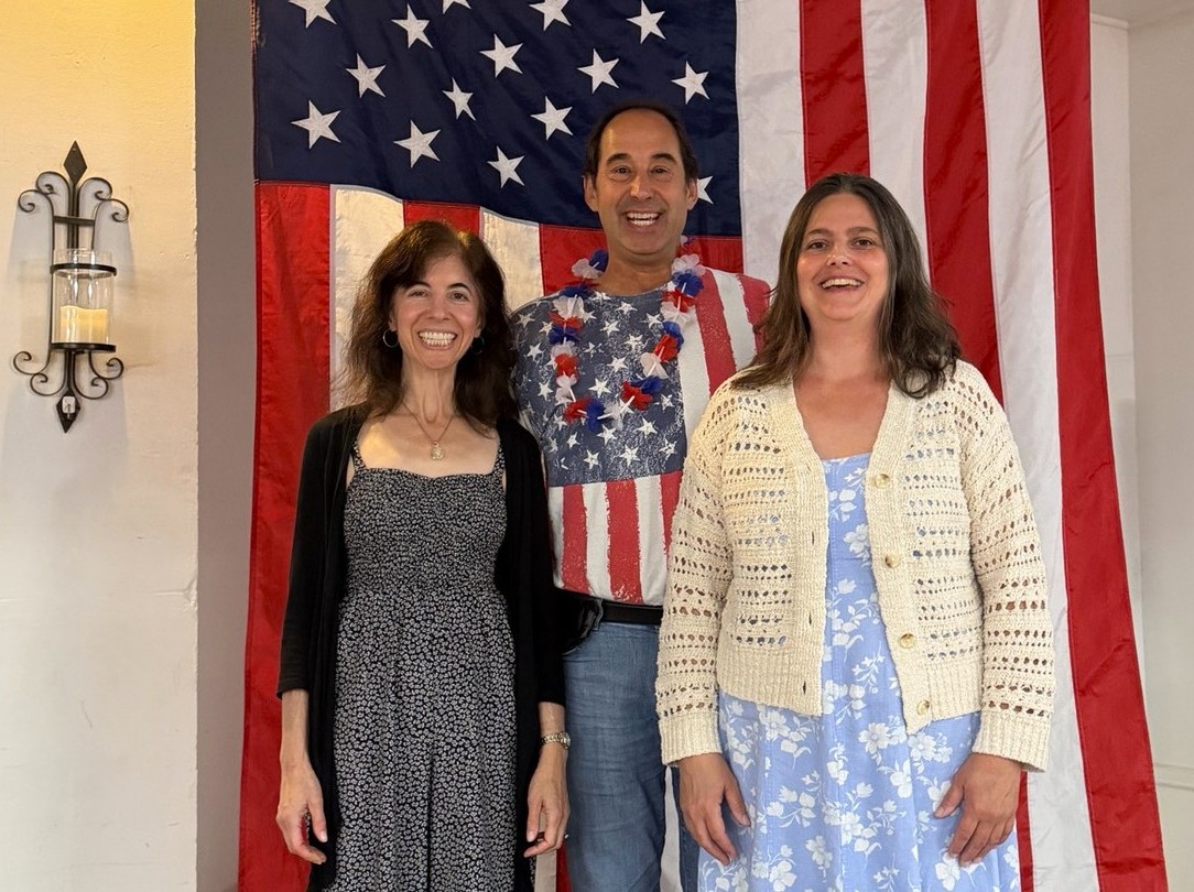 图1:2026年6月4日,宾州阿伦敦(Allentown)理海谷茶党(The Lehigh Valley Tea Party)举办会议,邀请 “医生反活摘器官组织”代表杰西卡·罗素医生(Dr. Jessica Russo,左)和珍妮·希茨(Jennie Sheets,右)演讲。中为理海谷茶党主席安德鲁·阿赞(Andrew Azan)。(明慧网)