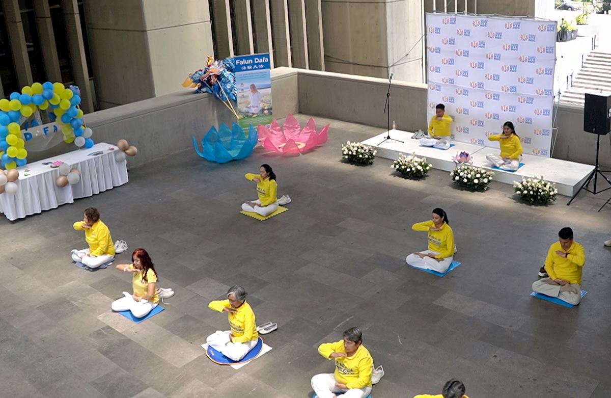 '图1~2:二零二六年五月二十三日,墨西哥法轮功学员在夸乌特莫克区举办介绍法轮大法的活动。(明慧网)'