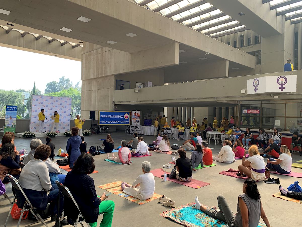 '图3:在夸乌特莫克区政府(Alcaldía Cuauhtémoc)举行的活动中,参加者聆听学员介绍修炼法轮大法的益处。(明慧网)'