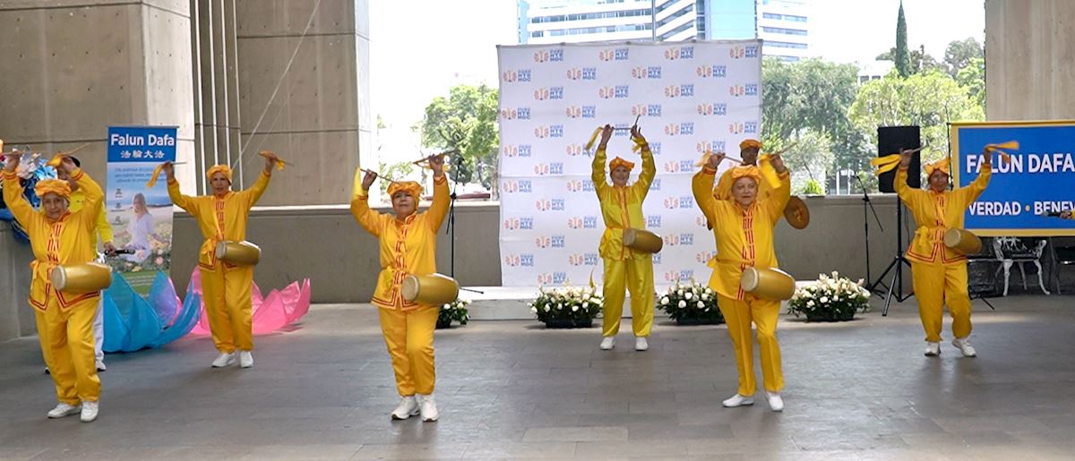'图4:活动中,法轮大法学员的腰鼓表演。(明慧网)'