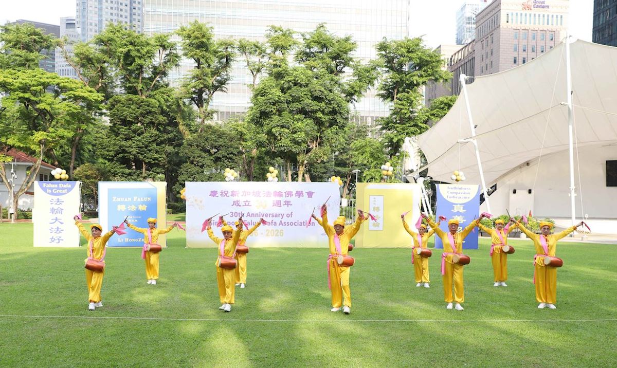 '图4:由法轮功学员组成的腰鼓队正在表演。(明慧网)'