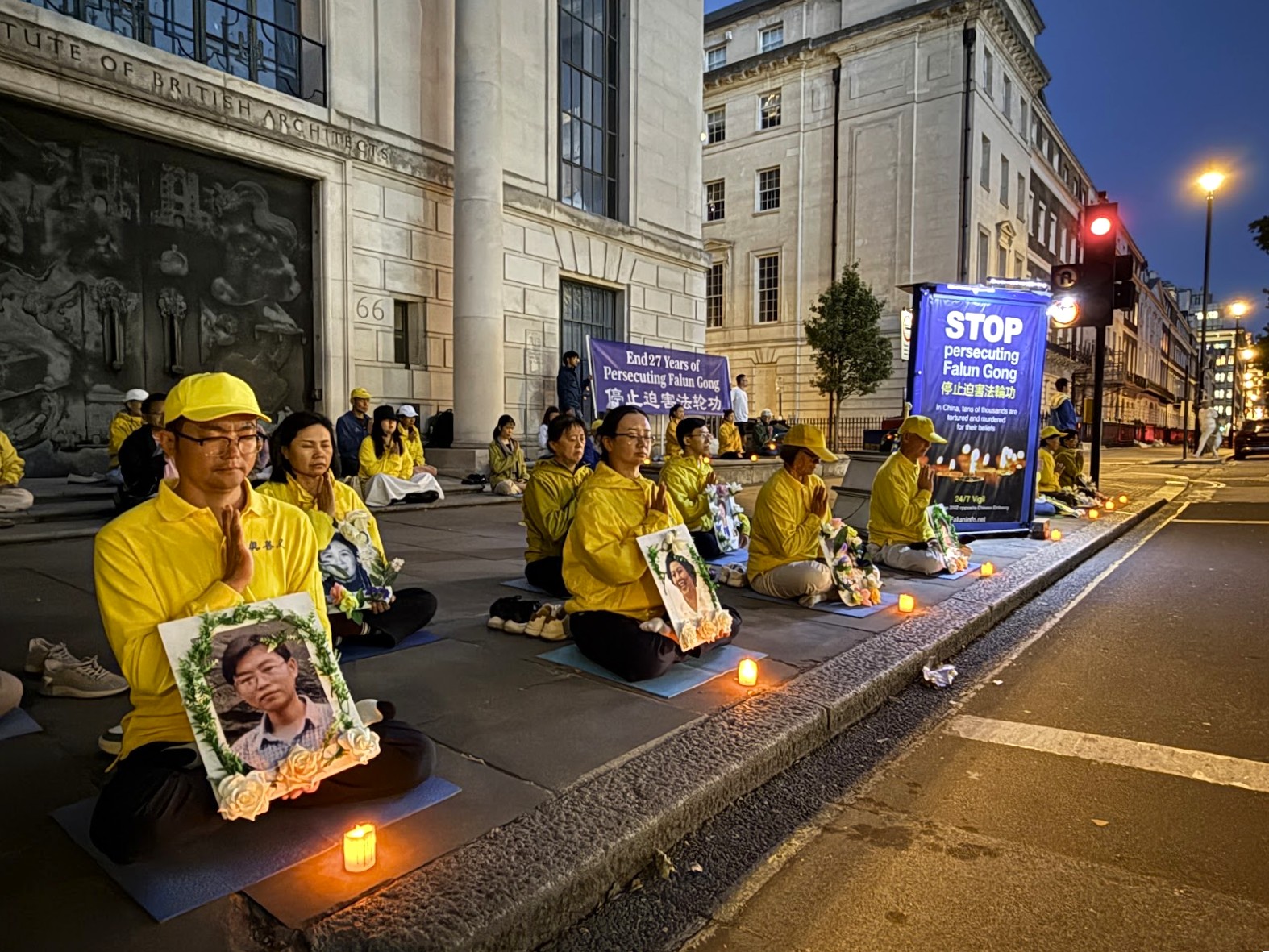 반(反)박해 27주년, 영국 파룬궁수련자들 중국대사관 앞에서 촛불 추모식 열어