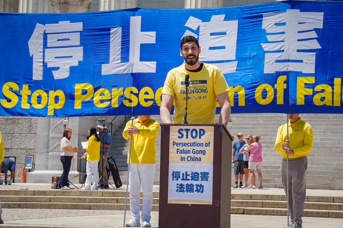 图2:二零二六年七月二十三日,美国NBA前球员埃尼斯・坎特・自由(Enes Kanter Freedom)在美国首都华盛顿举行的法轮功学员反迫害集会上发言。(明慧网)