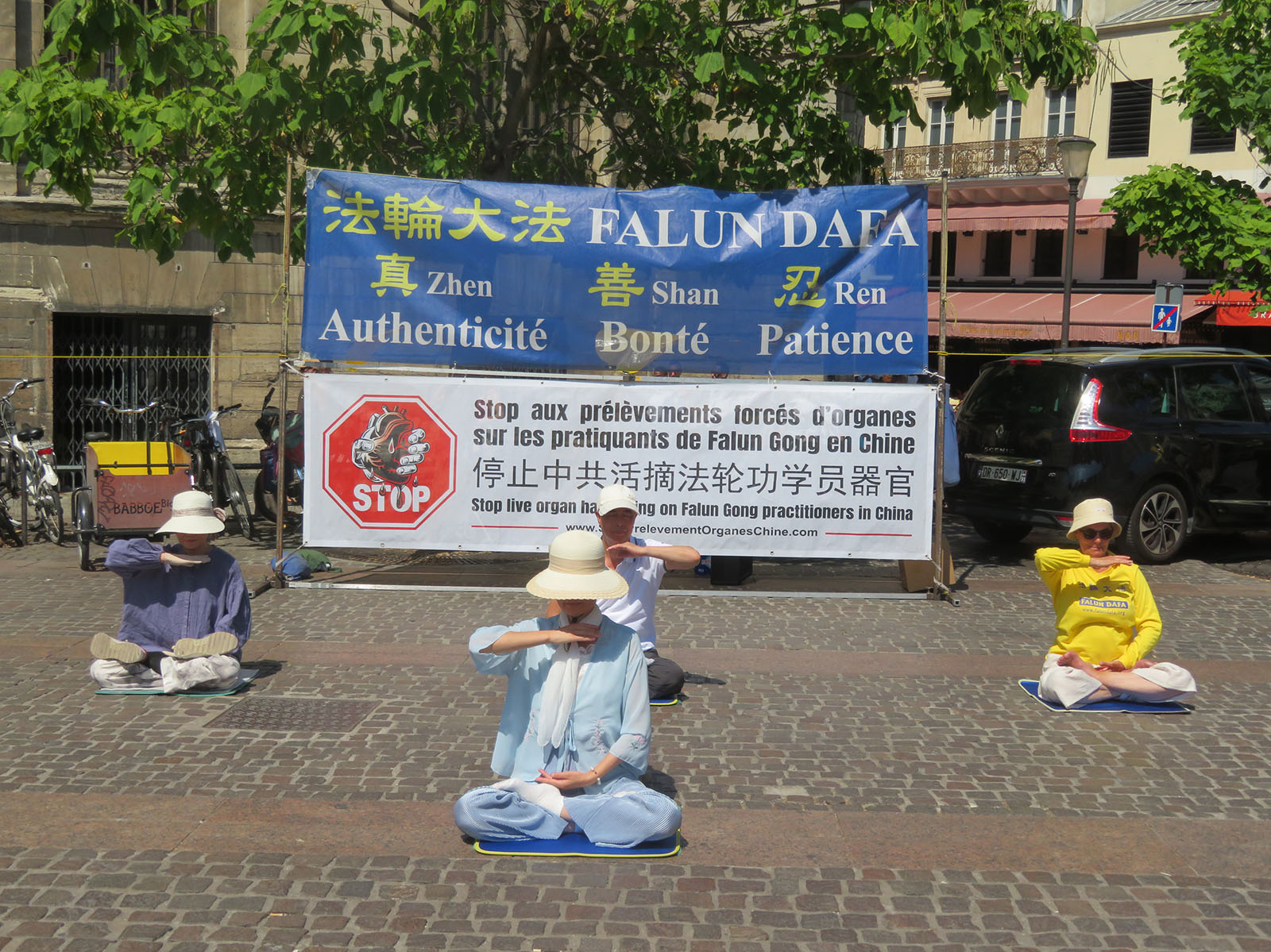 图1~2:二零二六年七月十一日、十八日和二十五日,法轮功学员连续三个星期六在巴黎夏特来街区进行讲真相活动。图为法轮功学员在演示法轮功功法。(明慧网)