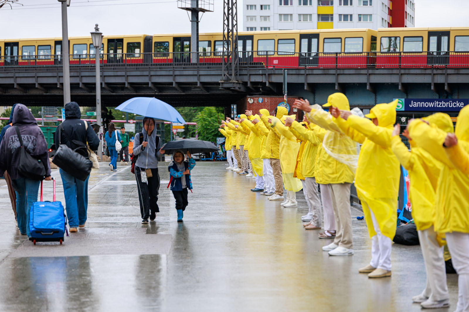 图1~2:二零二六年七月二十日,法轮功学员冒雨在柏林中使馆前参加了和平抗议活动。(明慧网)