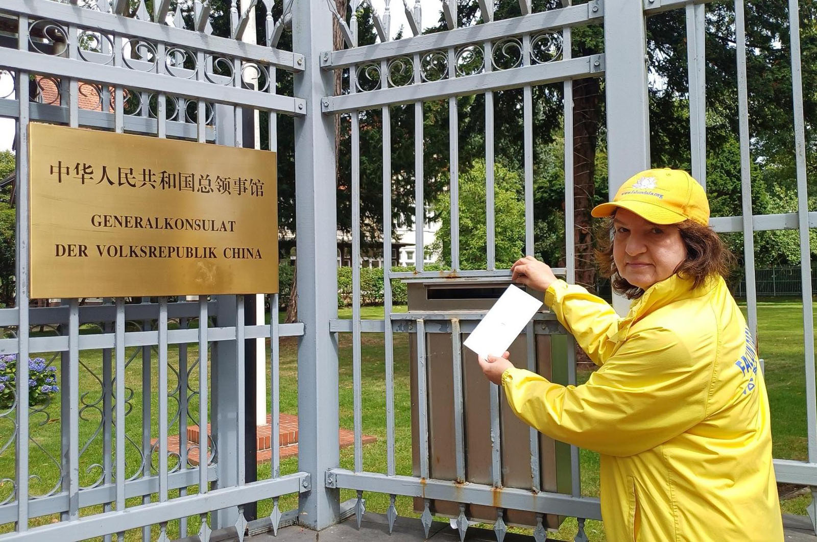 图12:向汉堡中领馆投放公开信。(明慧网)