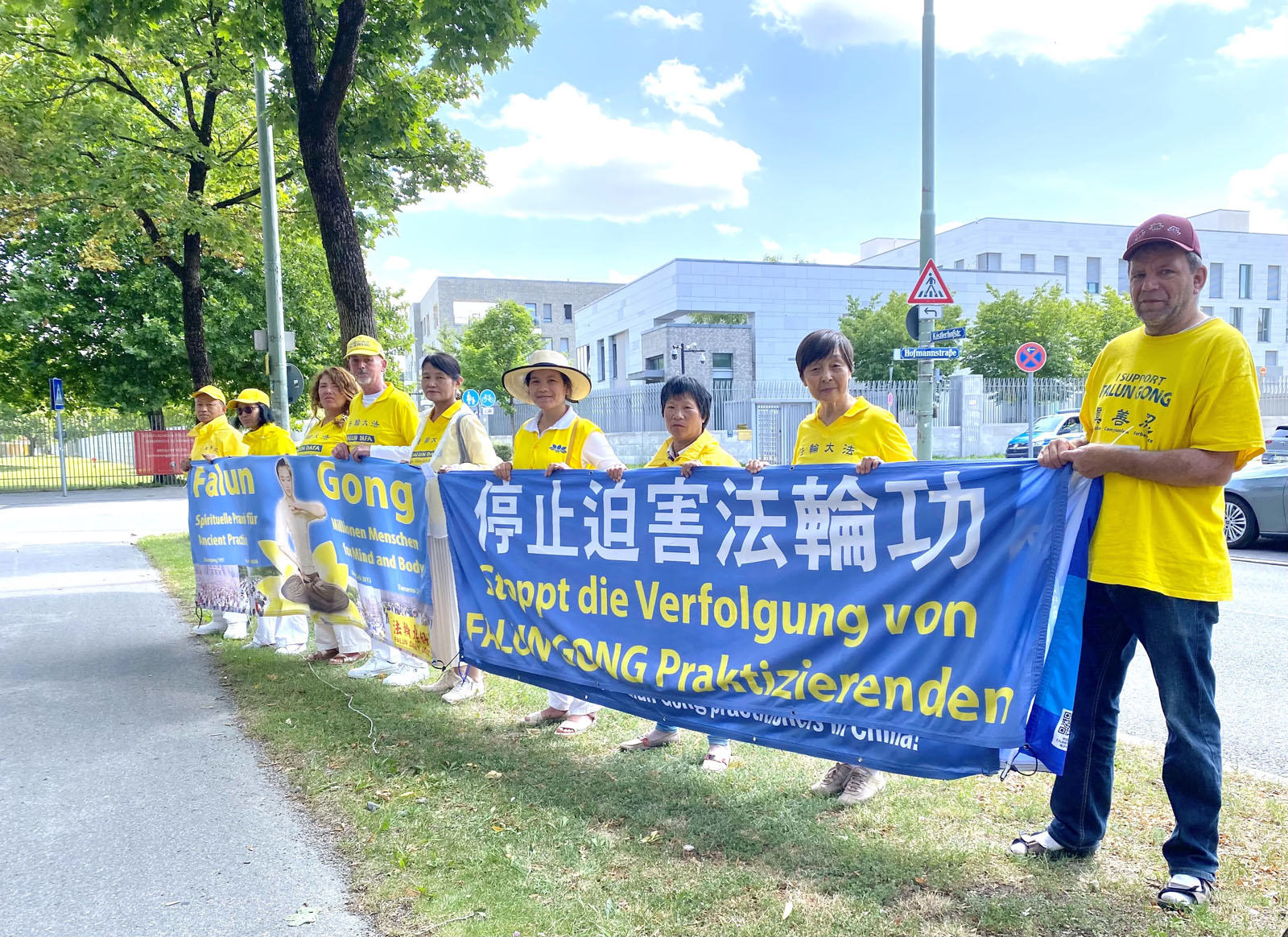 图20:在中领馆前制止中共迫害。(明慧网)